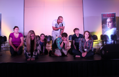 Eric Mina’s hypnotist show leaves audience laughing