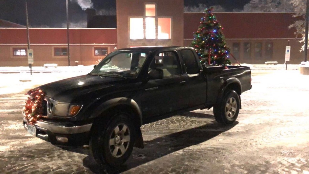 Tree truck triggers holiday feelings